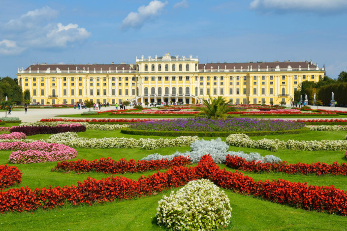 Blick auf das barocke Schloss Schönbrunn in Wien, das eines der bedeutendsten Kulturwerke und eine der meist besuchten Attraktionen Österreichs ist