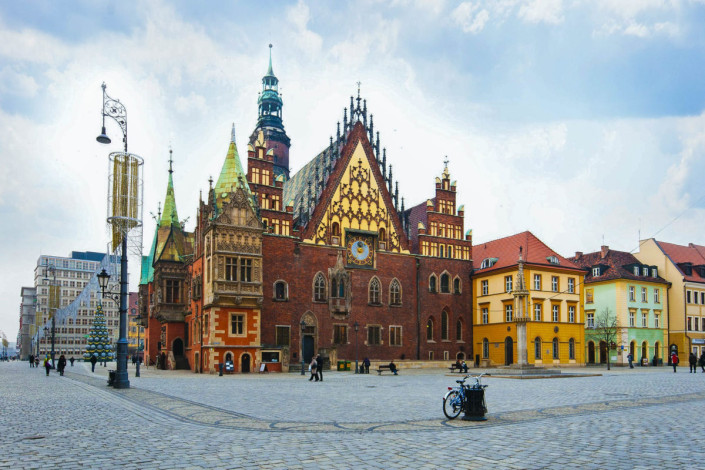 Der Markplatz von Wroclaw misst 205 mal 175 Meter und entstand Anfang des 13. Jahrhunderts, Polen