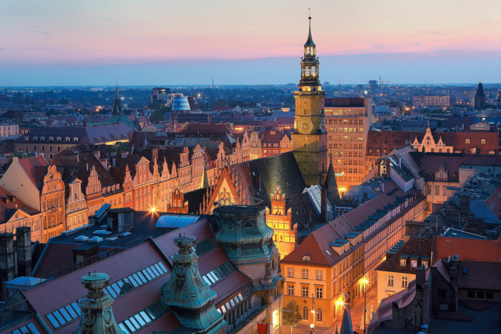 Wunderschöner Blick von hoch oben über den abendlichen Marktplatz in Wroclaw (Breslau) in Polen