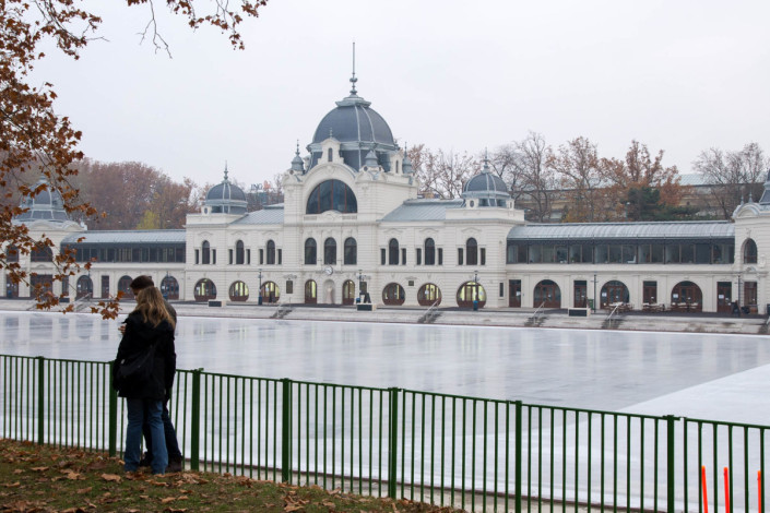 Eislaufplatz im Stadtwäldchen hinter dem Heldenplatz, der beliebtesten Parkanlage Budapests, Ungarn