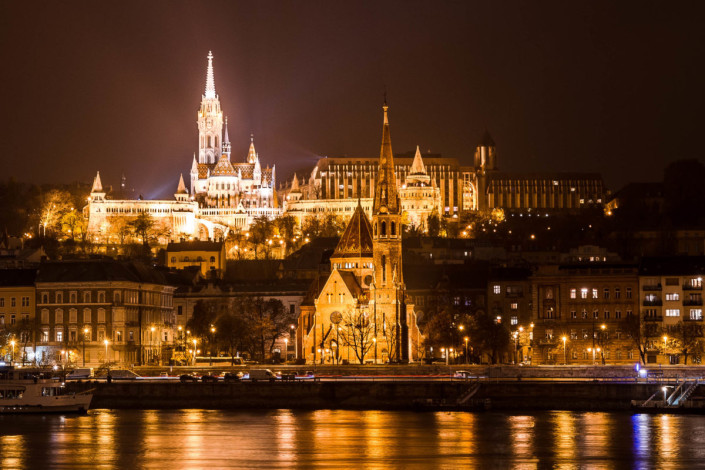 Nächtliche Ansicht der prachtvollen Fischerbastei am sogenannten Burgberg im Stadtviertel Buda in Budapest, Ungarn