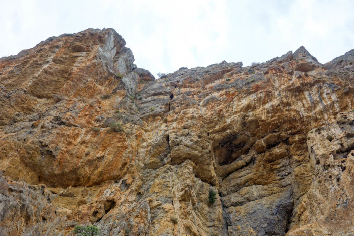 Die imposanten Steilwände der Tripiti-Schlucht im Süden von Kreta blicken den ganzen Weg über ehrfurchtgebietend auf den Besucher herab, Griechenland