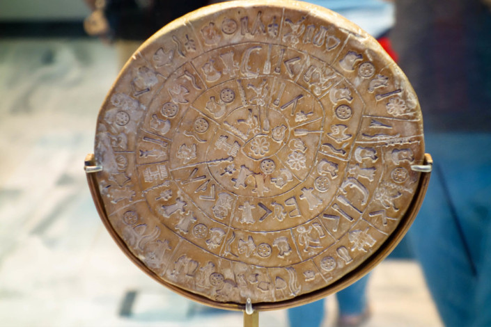 Der Diskos von Phaistos im Archäologischen Museum auf Kreta, Griechenland, gilt als frühestes bekanntes Beispiel der Typografie