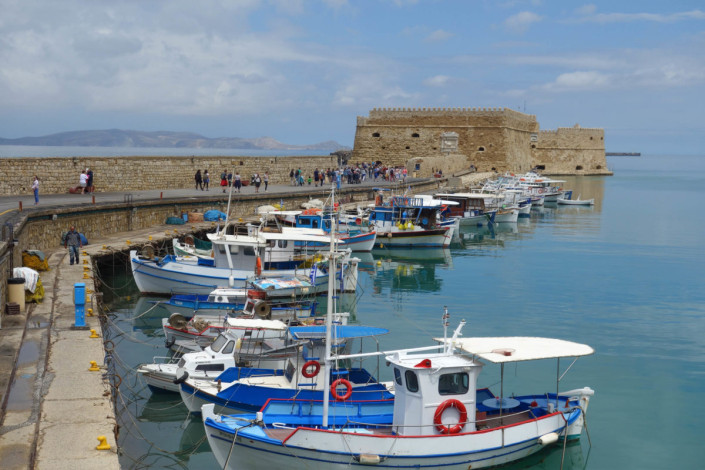 Der historische Hafen von Heraklion auf Kreta, Griechenland, wurde gemeinsam mit der mächtigen Festung Koules von den Venezianern angelegt