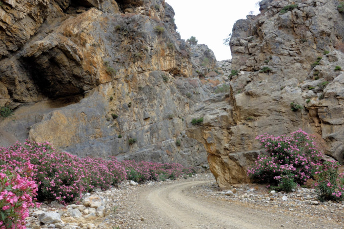 Schon die Einfahrt in die Tripiti-Schlucht im Süden von Kreta, Griechenland, gibt einen Vorgeschmack auf die steilen, fast senkrechten Wände