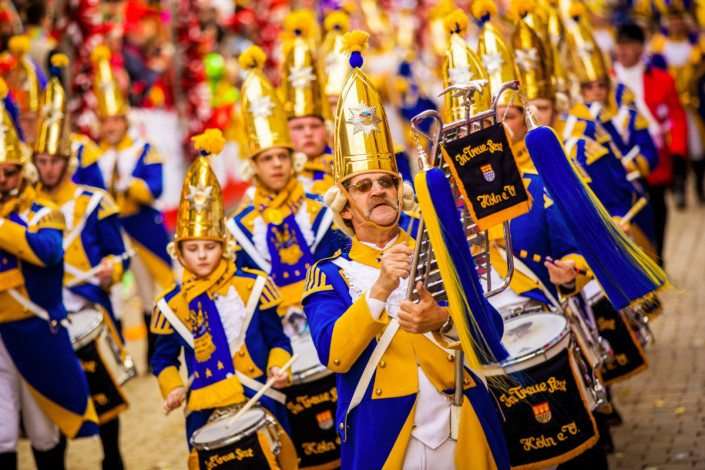 Farbenfrohe Musikkapelle am Rosenmontagsumzug beim Kölner Karneval, Deutschland