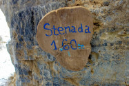 Eine Tafel markiert die „Stenada“, die mit 1,60 Meter engste Stelle der Imbros-Schlucht auf Kreta, Griechenland - © FRASHO / franks-travelbox