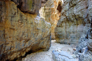 Trittsicherheit ist auf der steinigen Wanderung durch die Imbros-Schlucht auf Kreta erforderlich, es sind jedoch keine Bergschuhe nötig, Griechenland