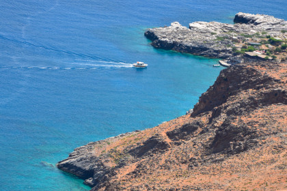 Blick von der Piste nach Finix auf den Marmara-Strand am Ende der Ardena Schlucht im Westen Kretas, Griechenland