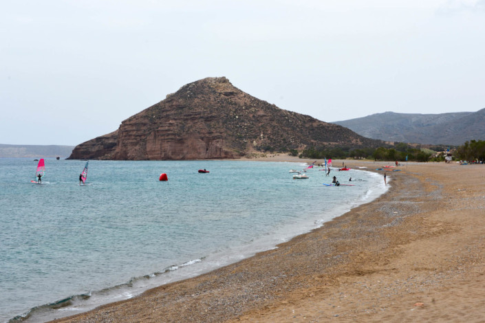 Der Strand von Kouremenos ganz im Osten von Kreta, Griechenland, zählt zu den besten und windsichersten Surf-Spots Europas