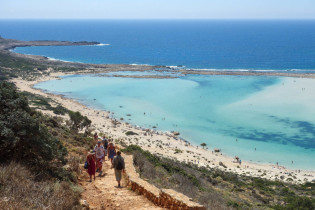 Der Trampelpfad vom Parkplatz offenbart einen wunderschönen Blick auf die Lagune von Balos, Griechenland