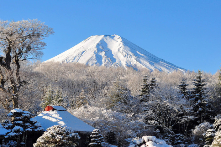 Winterstimmung in Japan mit dem tief verschneiten Mount Fuji