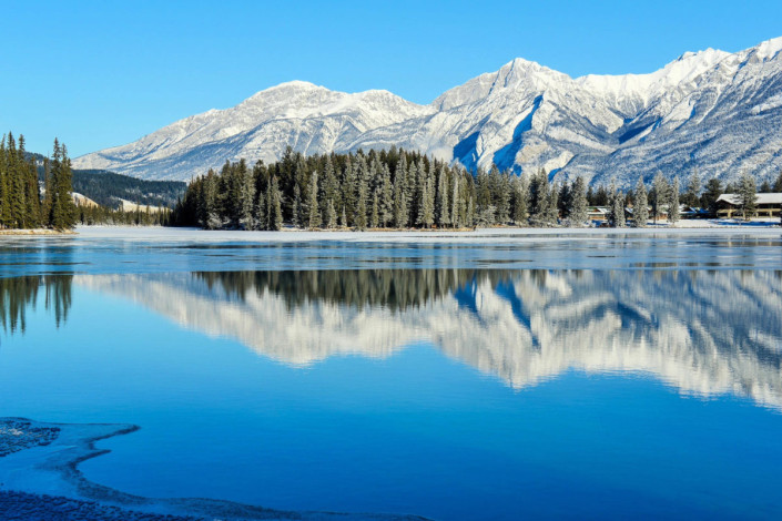 Winterliche Landschaft am Lake Beauvert im Jasper Nationalpark, Kanada