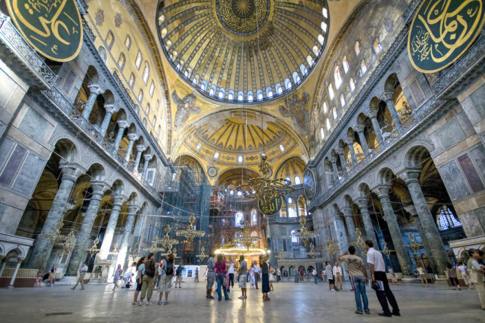 Die Hagia Sophia ist eines der bedeutendsten architektonischen Meisterwerke der Spätantike, dessen gewaltige Ausmaße den Besucher in höhere Sphären entrückt, Istanbul, Türkei