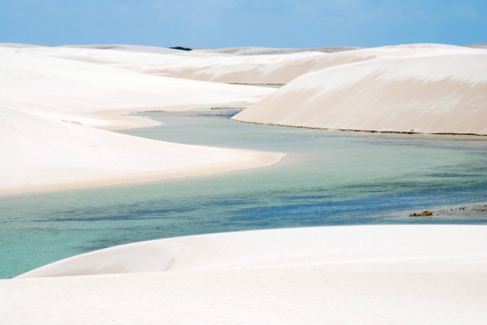 Der Lençóis Maranhenses Nationalpark, ein spektakuläres Ökosystem bestehend aus weißen Sand- und Wanderdünen, Brasilien