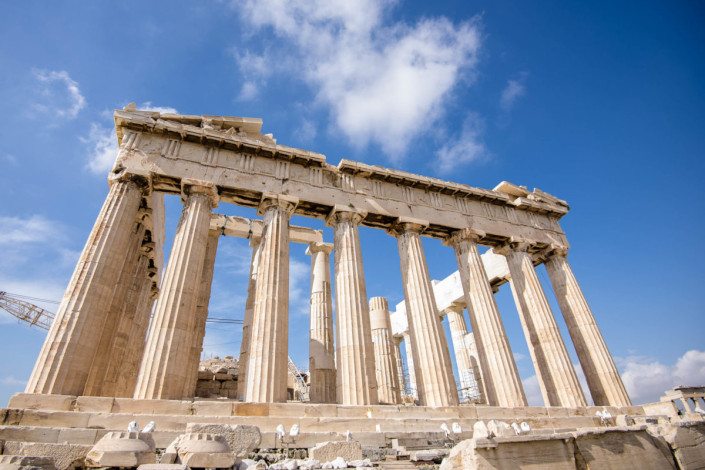 Das Parthenon im Zentrum der Tempelanlage ist der monumentale und säulenbewährte  Haupttempel der Akropolis, Athen, Griechenland