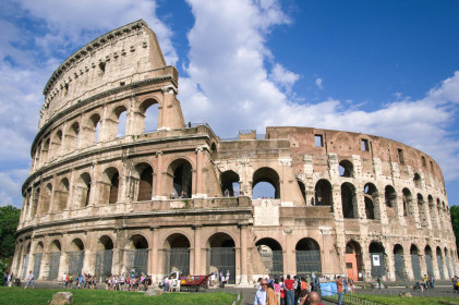 Das Kolosseum in Rom ist das größte geschlossene Bauwerk der römischen Antike und ein Meisterstück der Ingenieurskunst der alten Römer, Italien