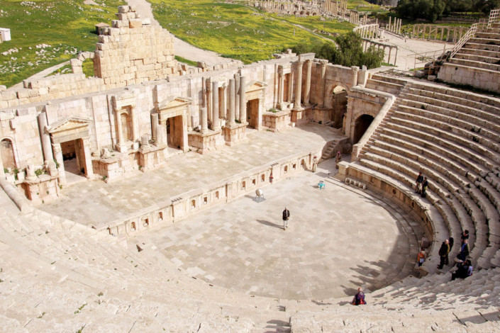 Das südliche Amphitheater in der antiken Stadt Gerasa, Jordanien, wurde Ende des 1. Jahrhunderts nach Christus errichtet und bot bis zu 5.000 Zuschauern Platz