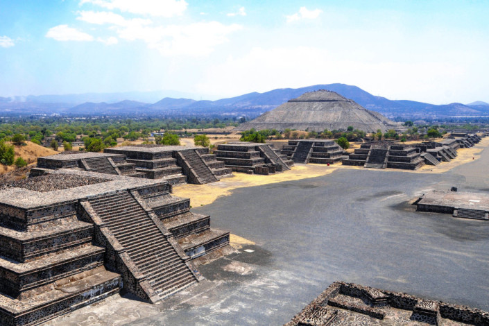 Blick auf die Straße der Toten und die Sonnenpyramide in Teotihuacan, Mexiko