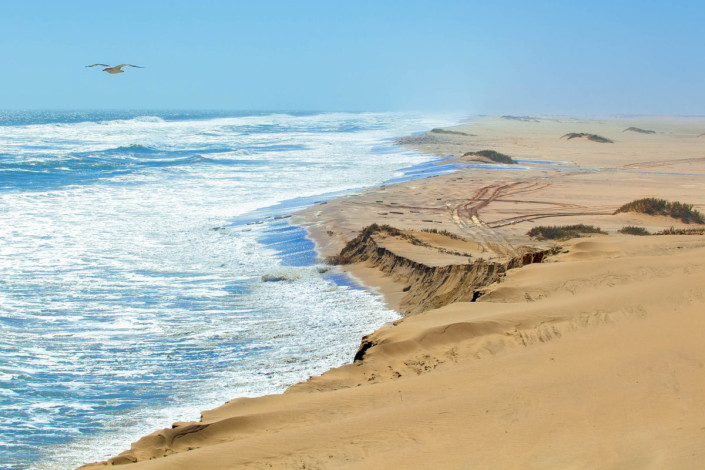 Blick auf die Skelett-Küste in Namibia mit den beeindruckenden Sanddünen der Wüste Namib