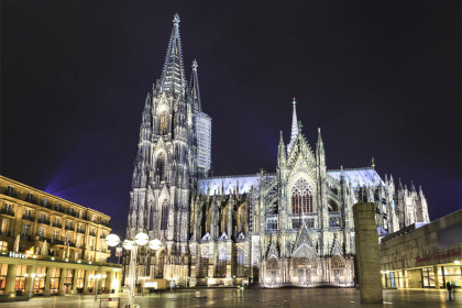 Der Kölner Dom, das Wahrzeichen von Köln bei Nacht, Deutschland