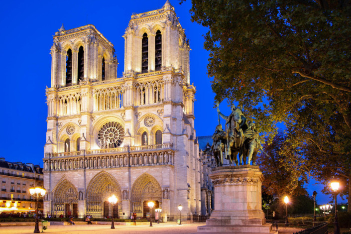 Die Kathedrale Nôtre Dame („Unsere Dame“) bei Nacht, Paris, Frankreich