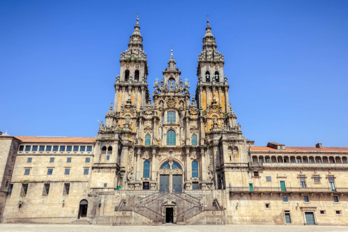 Die Kathedrale von Santiago de Compostela ist das Ziel tausender Pilger, die sich jährlich auf den weltberühmten Jakobsweg begeben, Spanien