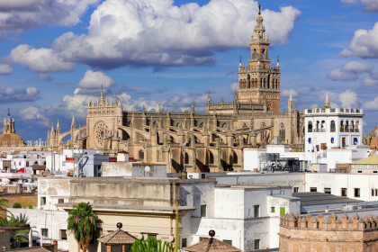 Die insgesamt fünf Schiffe der Kathedrale Santa Maria de la Sede werden von der berühmten Giralda, einem an die 100 Meter hohen Glockenturm, überragt, Sevilla, Spanien