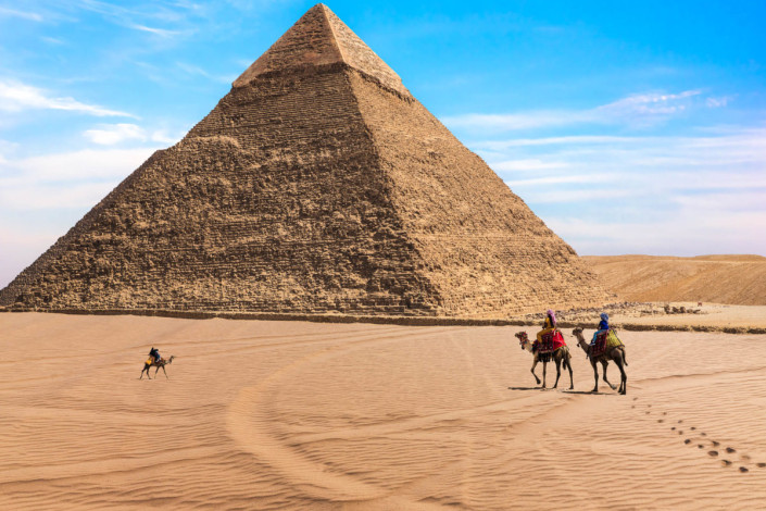 Die Chephren-Pyramide in Gizeh wurde vom Sohn des Cheops errichtet und war nur 2m kleiner als die seines Vaters, Ägypten