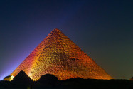 Nach Einbruch der Dunkelheit erstrahlen die Pyramiden von Gizeh jeden Abend in einer Licht- und Projektionsshow, Ägypten - © Diego Fiore / Shutterstock