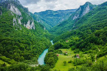 Die spektakuläre Tara-Schlucht ist ein besonderes Highlight im Durmitor-Nationalpark im Norden von Montenegro