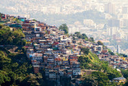 Blcik auf eine Favela in Hanglage in Rio de Janeiro, im Hintergrund das Häusermeer der Stadt, Brasilien - © ErenMotion / Shutterstock
