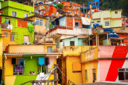 Die Besichtigung der Favela Santa Marta in Rio de Janeiro, Brasilien, hat Fremdenführer, Wegweiser zu Sehenswürdigkeiten und Jeep-Safaris inklusive - © Skreidzeleu / Shutterstock