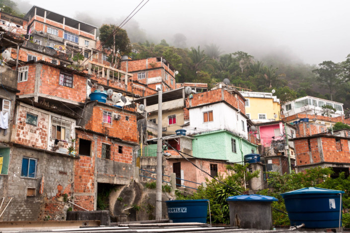 Fragile Wohnbauten der Favela Vidigal in Rio de Janeiro, Brasilien