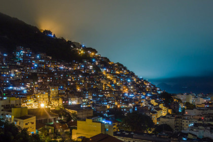 Nacht über einer brasilianische Favelas auf einem Hügel über Rio De Janeiro, Brasilien