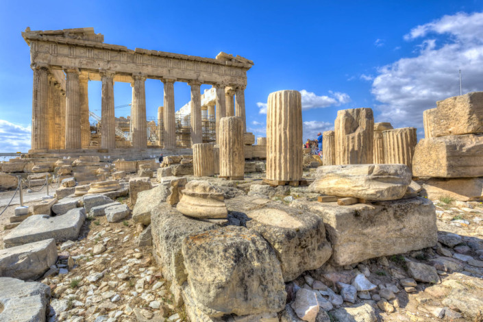 Der Parthenon besteht aus kostbarem weißen Marmor aus dem Penteli-Gebirge und ist rundherum mit 50 Säulen umgeben, Athen. Griechenland