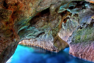 Ihren Namen „Marmor-Strand“ hat die Marmara-Bucht auf Kreta, Griechenland, von den weichgezeichneten Felsen und farbenprächtigen Seegrotten in ihrer Umgebung