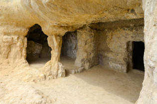 Die Höhlen von Matala sind uralt. Sie wurden in der Jungsteinzeit in das poröse Gestein der Bucht gegraben und dienten damals als Wohnhöhlen, Kreta, Griechenland