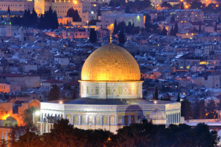 Blick auf die Kuppel des Felsendoms, im HIntergrund die nächtliche Skyline von Jerusalem, Israel