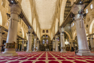 In der großen Gebetshalle der Al Aqsa-Moschee, die von sieben Reihen mächtiger Säulen gestützt wird, finden 4.000 Gläubige Platz, Israel