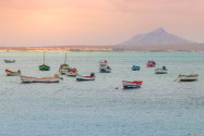 Fischerboote im Hafen von Sal Rei, Boa Vista, Kap Verde - © elenaestelles / Shutterstock