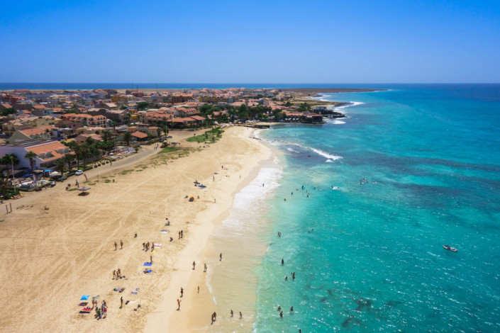 Blick aus der Luft auf den weitläufigen Strand von Santa Maria auf der Insel  Sal, Kap Verde