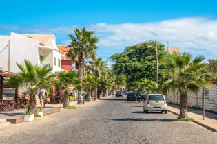 In der mitttäglichen Siesta ist Santa Maria so gut wie ausgestorben. Erst gegen Nachmittag öffnen Souvenirshops, Restaurants und Cafés ihre Tore, Sal, Kap Verde