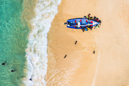 Luftaufnahme eines traditionellen Fischerbootes in Santa Maria auf der Insel Sal in Kap Verde