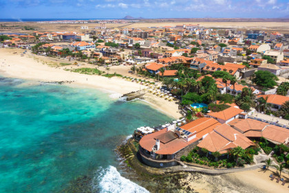 Neben Baden und Schwimmen sind am Strand von Santa Maria auch Bootsausflüge und Wassersport möglich, Sal, Kap Verde