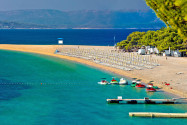 Der Strand von Zlatni Rat ist ein Paradies für Bade-Urlaub in Kroatien - © xbrchx / Shutterstock
