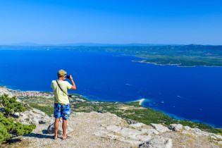 Traumhafter Blick auf den Strand von Zlatni Rat von Vidova Gora, Insel Brac, Kroatien