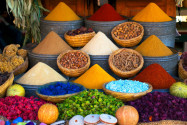 Gewürzladen in der Medina von Marrakesch, Marokko  - © Diana Domingues / Shutterstock