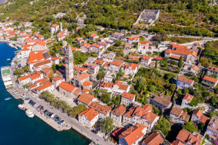 Luftaufnahme der Stadt Perast in der Bucht von Kotor, Montenegro