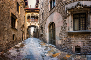 Das Barri Gòtic in Barcelona ist geprägt von kleinen, verwinkelten Gassen, in denen zauberhafte Cafés und Läden zum Genießen und Entdecken einladen, Spanien